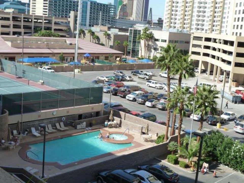 Blick auf den Pool un den Tennisplatz The Carriage House Hotel