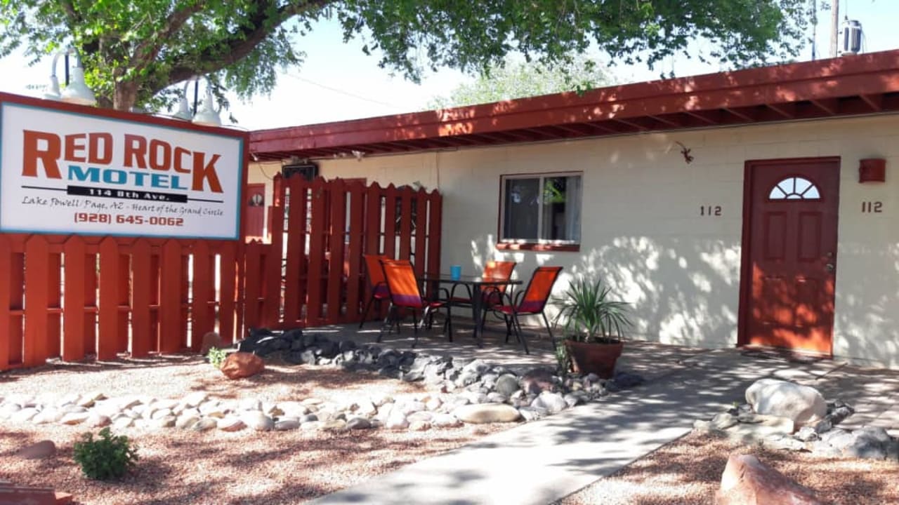 Za płotem jest recepcja Red Rock Motel