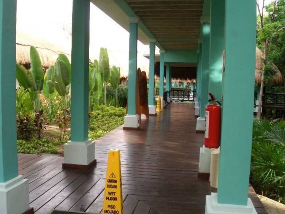 Weg zum Restaurant und Rezeption Iberostar Waves Quetzal