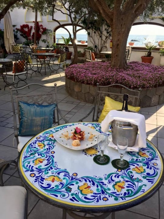 Aperitivo in giardino Hotel La Scogliera