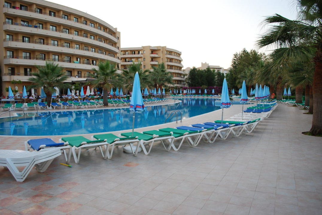 Pool und die Häuser 2 und 3 allsun App.-Hotel Orient Beach