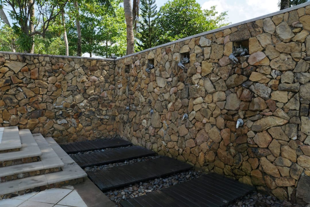 Duschen beim Pool Dusit Thani Krabi Beach Resort