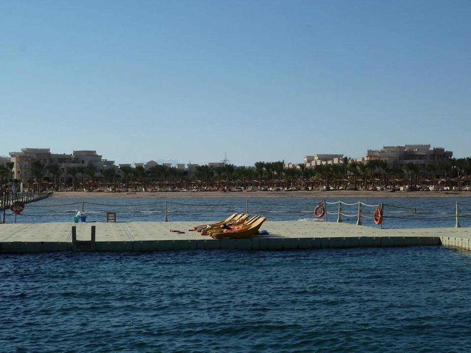 Blick vom Steg / Meerwasserpool in Richtung Hotel Pickalbatros Palace Resort