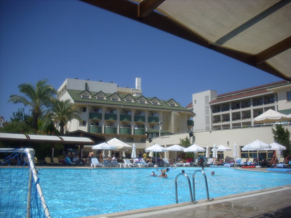 Ausblick vom Pool auf das 2 Hotelgebäude Side Breeze Hotel