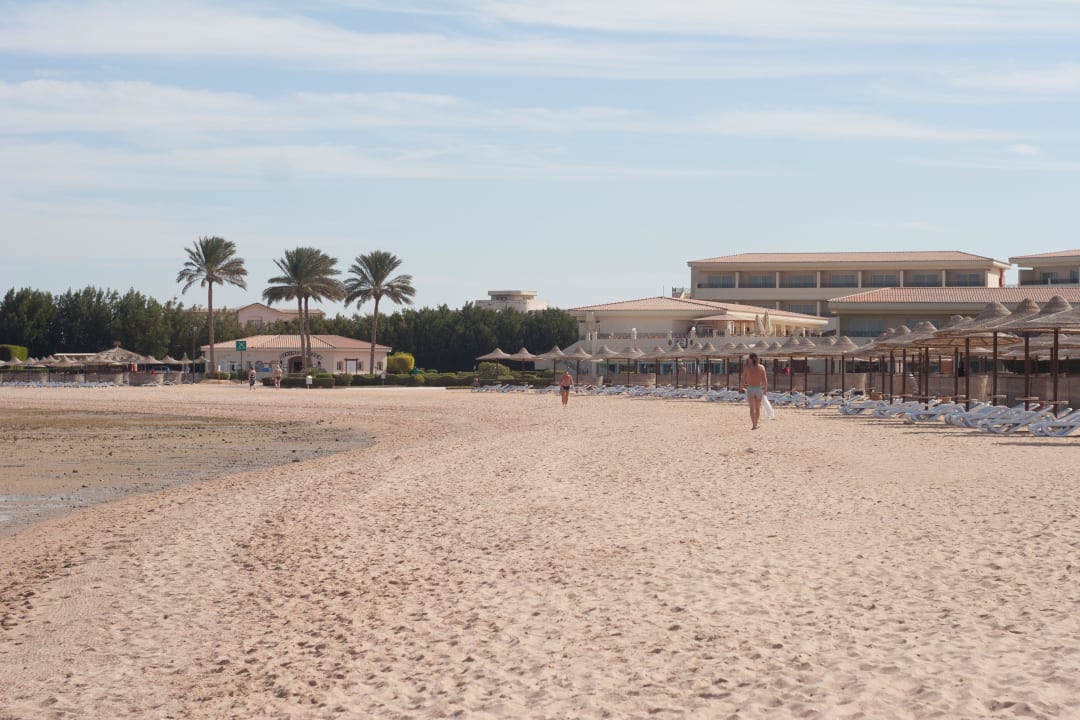 Пляж во время отлива Cleopatra Luxury Resort Makadi Bay