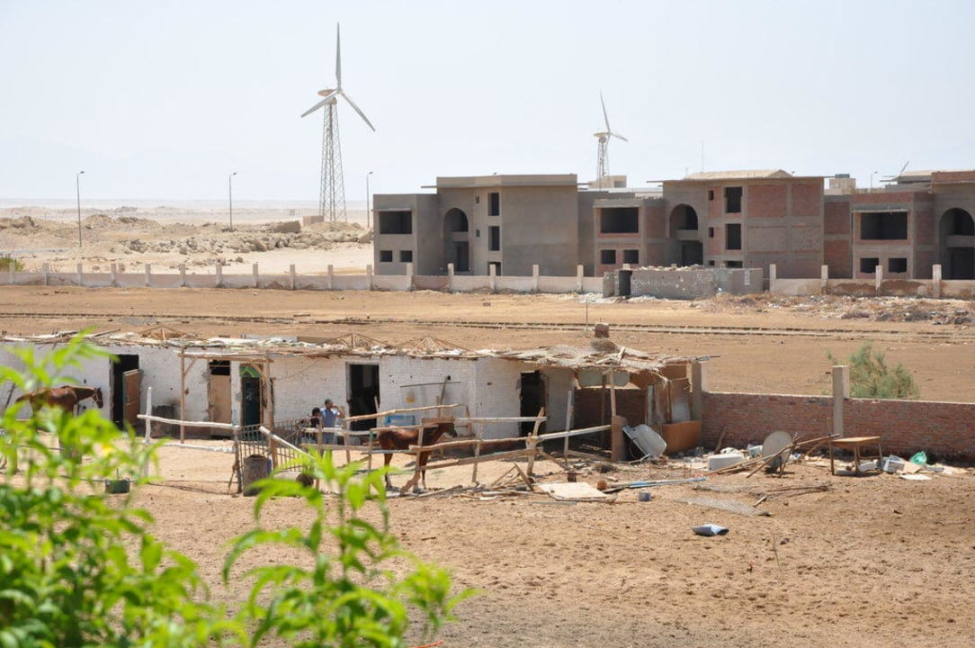 Blick vor dem Eingang des Zimmers Golden Beach Resort