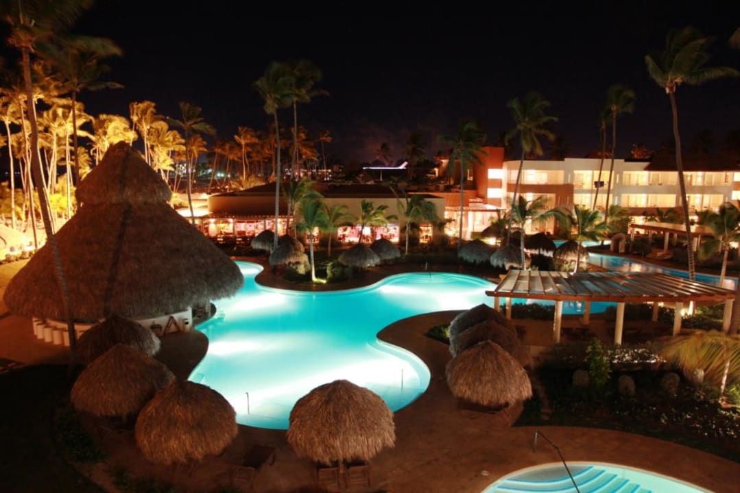 Poolanlage bei Nacht Secrets Royal Beach Punta Cana - Adults only