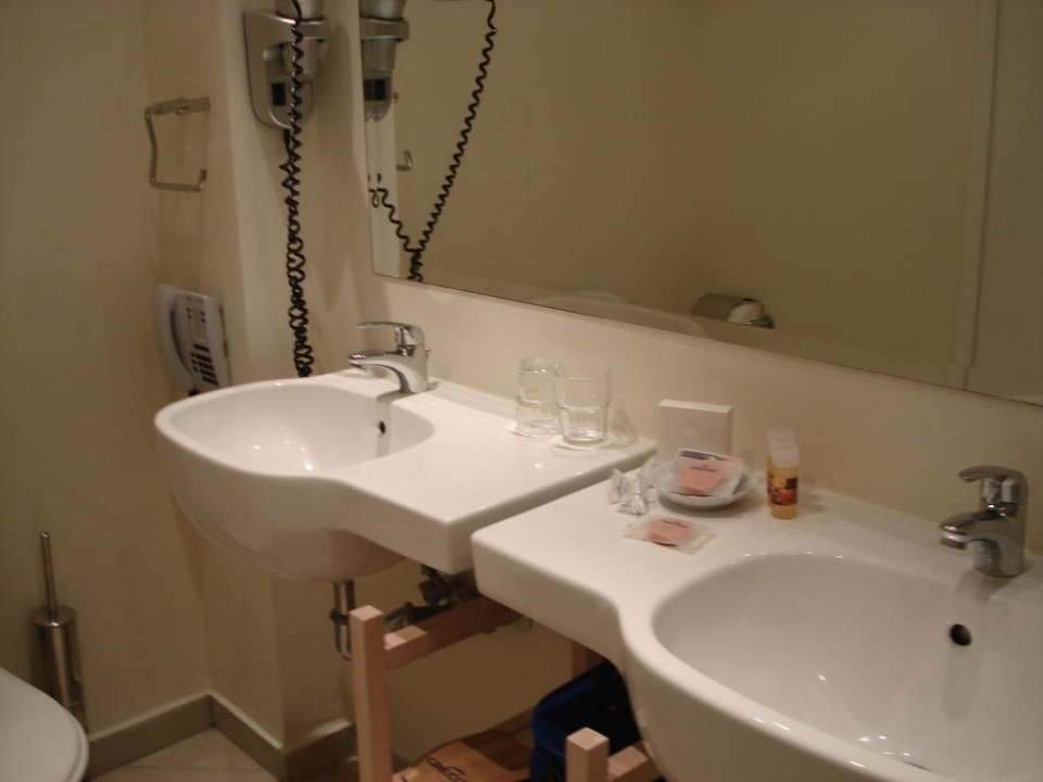 Bad im kleinen Familienzimmer Grecotel Casa Paradiso