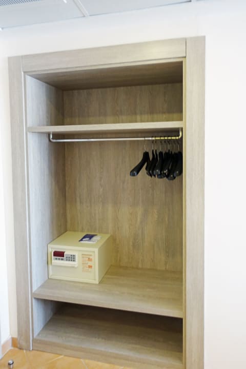 Kleidernische mit Safe im Zimmer 331 Riviera Spa Resort - Adults Only