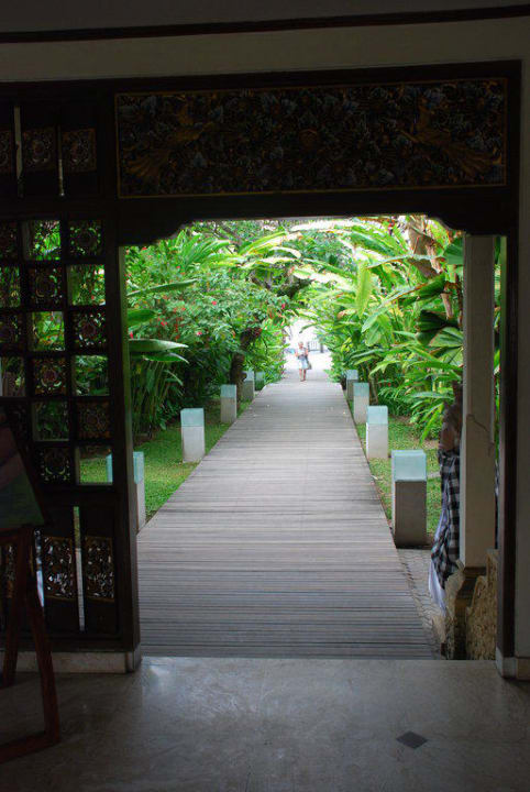 Weg zum Pool/Rest. Ramayana Candidasa