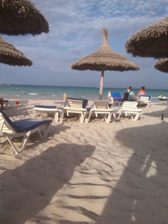 Weg zum Strand etwas beschwerlich aber dann schön Djerba Aqua Resort