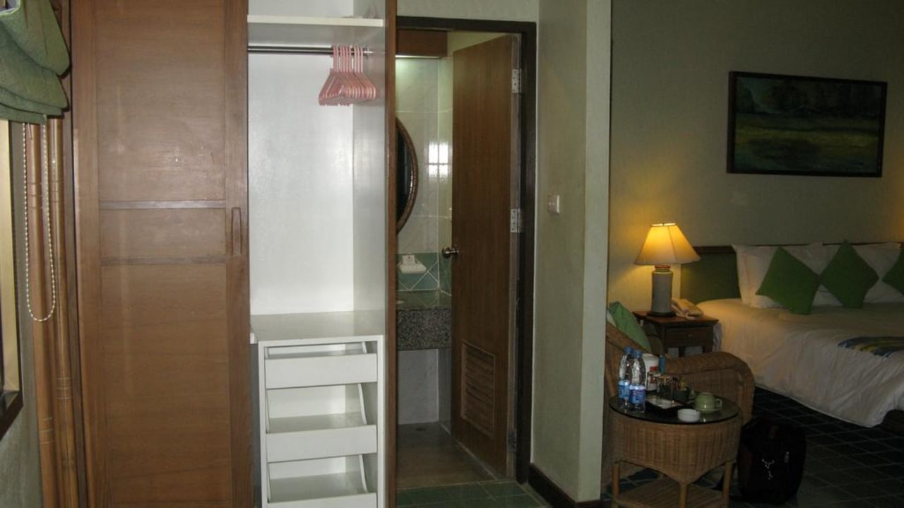 Schrank und Tür zum Bad Samui Natien Resort