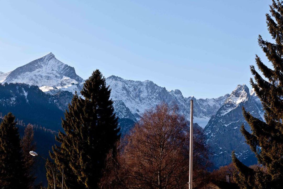 Ausblick der Zimmer auf der Gartenseite Hotel Zugspitze