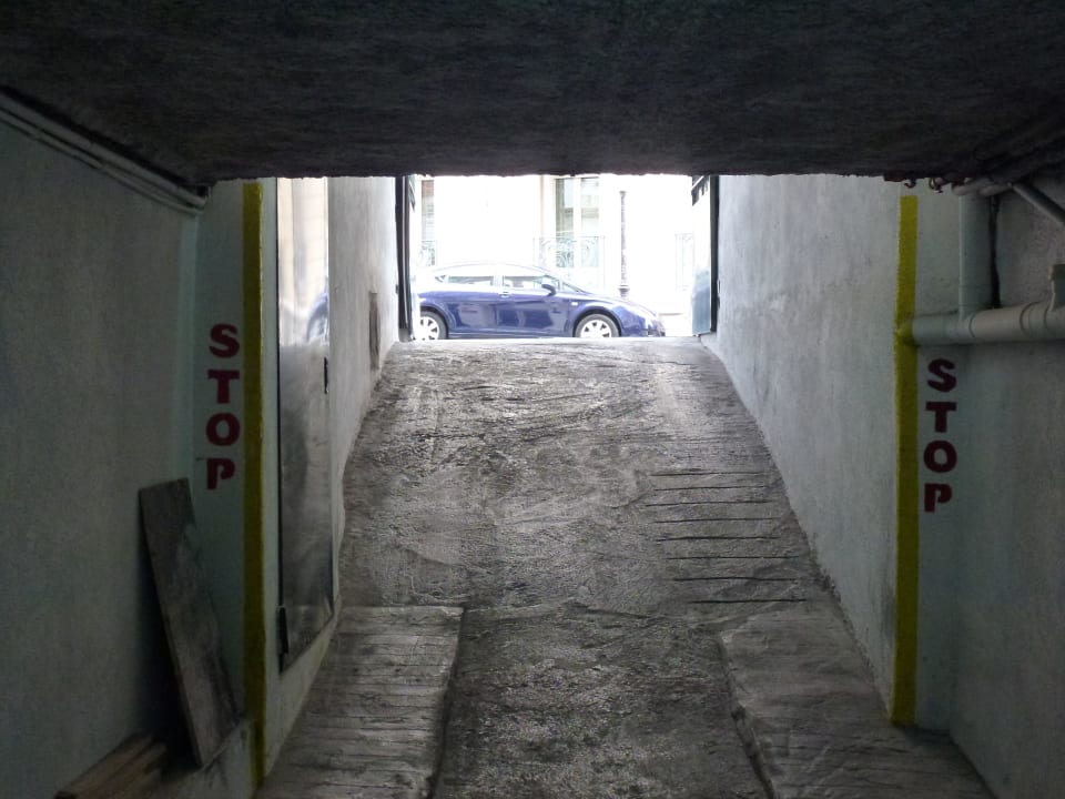 Garageneinfahrt Hotel Comté de Nice