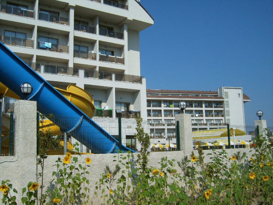 Das Sun Palace vom Weg zum Strand aus fotografiert Seher Sun Palace Resort & Spa