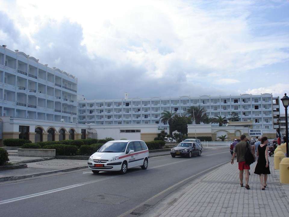 Widok hotelu z ulicy Mitsis Grand Hotel