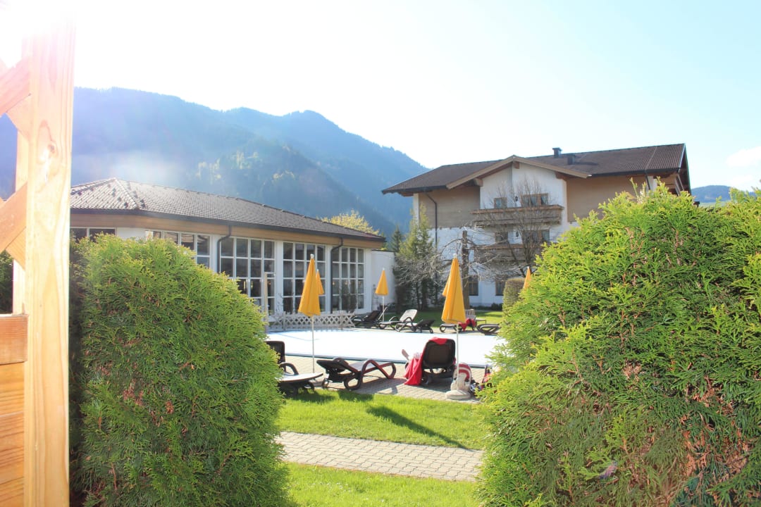 Blick Richtung Außenpool Lisi Family Hotel Reith bei Kitzbühel