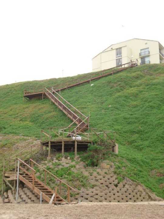 Holztreppe zum Strand Wilderness Beach Hotel