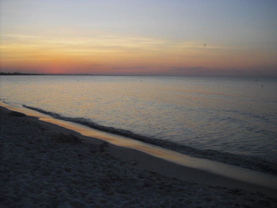 Beim Sonnenuntergang Ruspina Beach Resort
