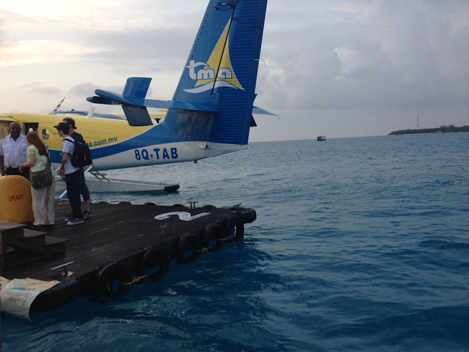 Ankunft mit dem Wasserflieger Ranveli Village