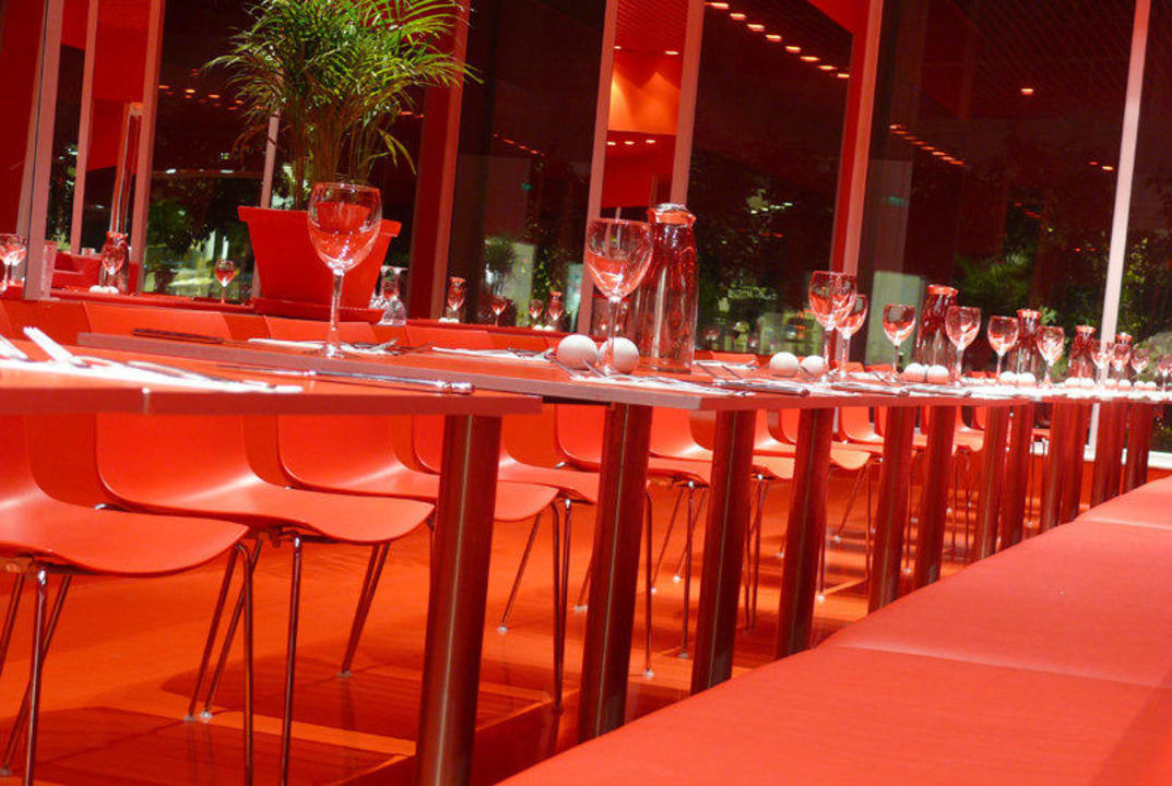 Restaurant Kirmizi, ganz in rot gehalten Hotel SU & Aqualand