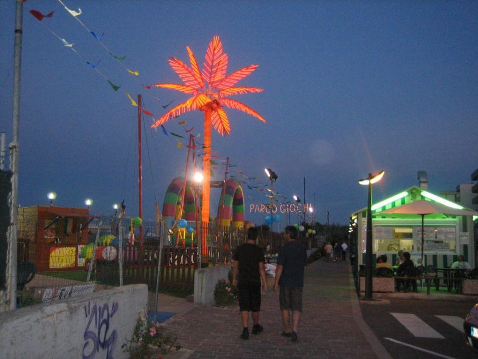 Am Strand von Lido Adriano Long Beach Village