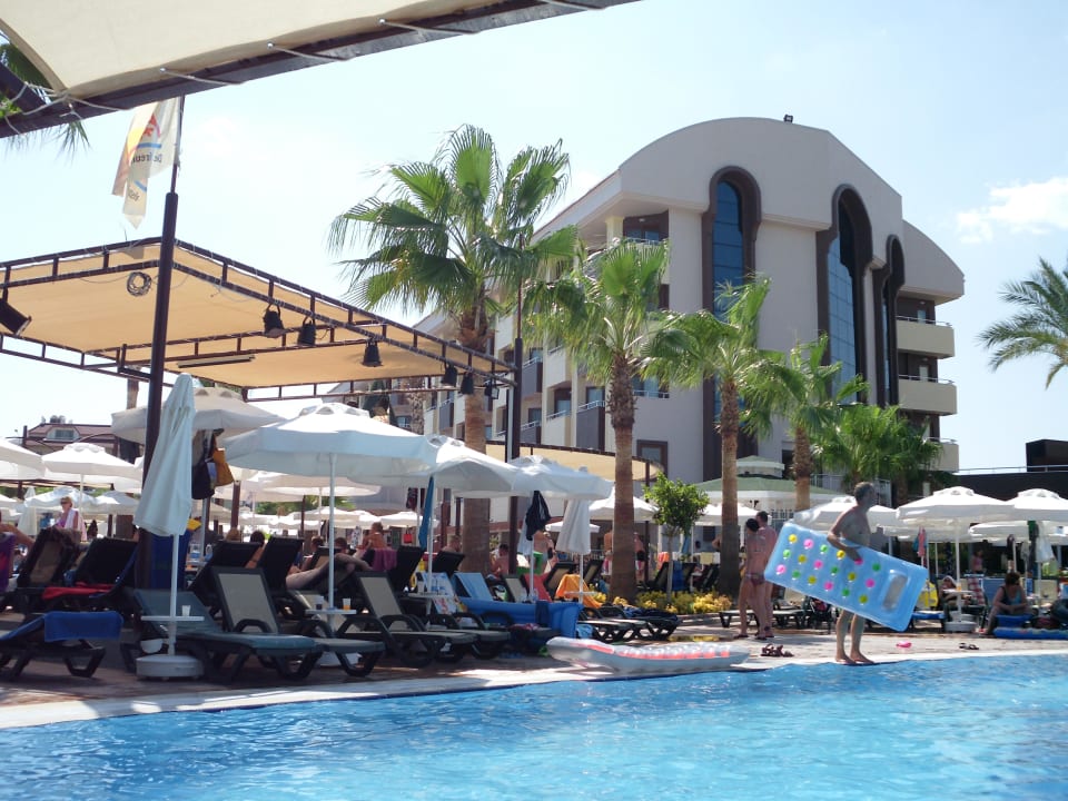 Pool mit Sicht auf das neue Gebäude Hane Family Resort