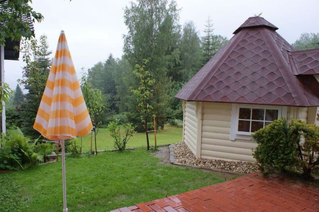Terrasse mit Blick auf Aussensauna Hotel Brunnenhof