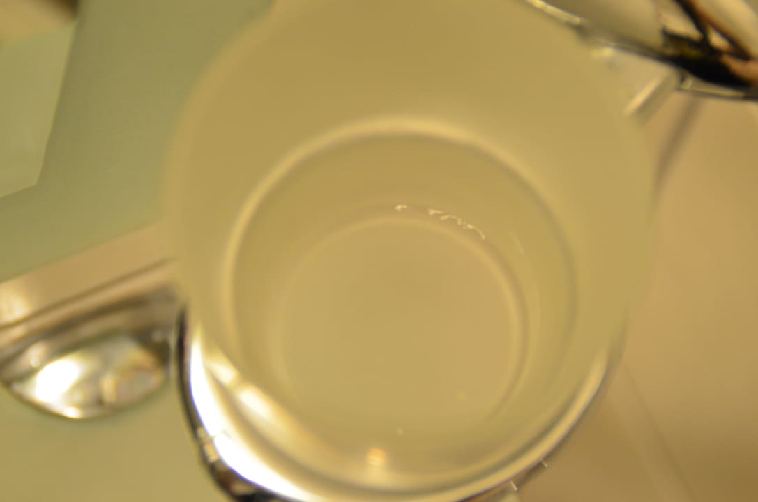 Schmutziger Zahnputzbecher Bitez Garden Life