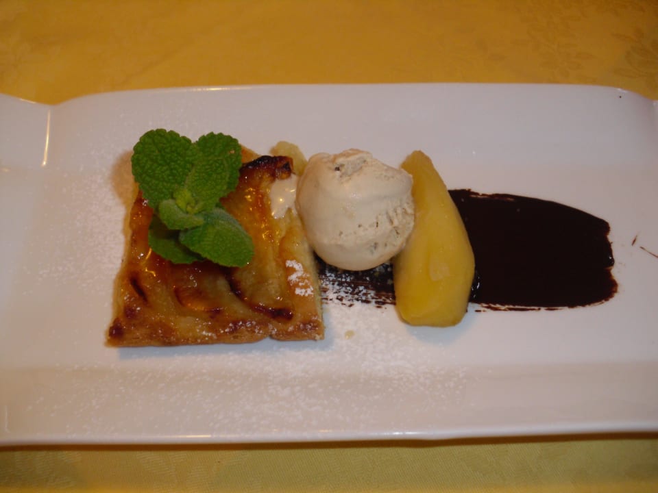 Apfelküchlein mit Eis, zergehen auf der Zunge  Hotel-Chalet Pennhof