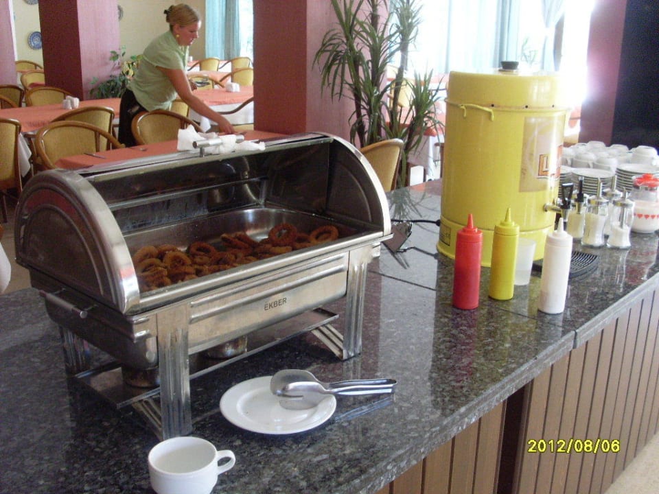 Eintöniges Buffet, verbrannte Zwiebelringe Kayamaris Hotel