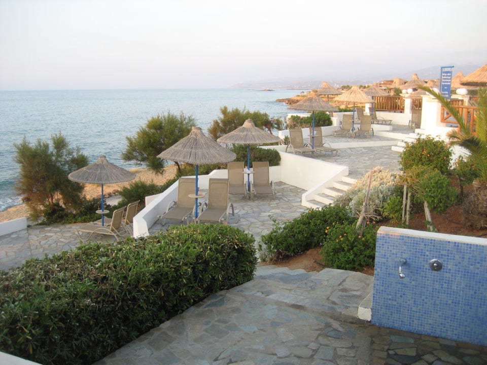 Liegen zwischen Pool & Strand Alexander Beach Hotel & Village Resort