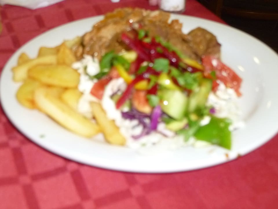 Gulasch,Pommes&Salat Hotel Bilyana Beach