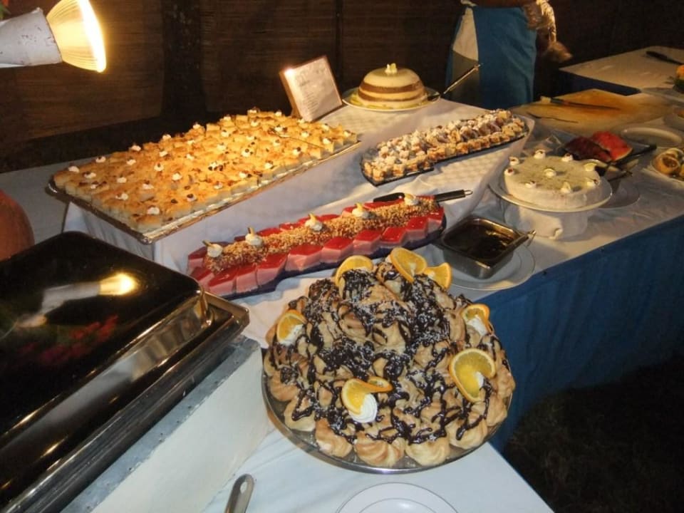 Nachspeisenbuffet beim Barbecue Neptune Village Beach Resort & Spa