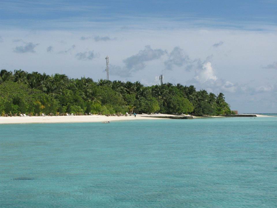 Strand und Lagune auf der Ostseite Summer Island Maldives