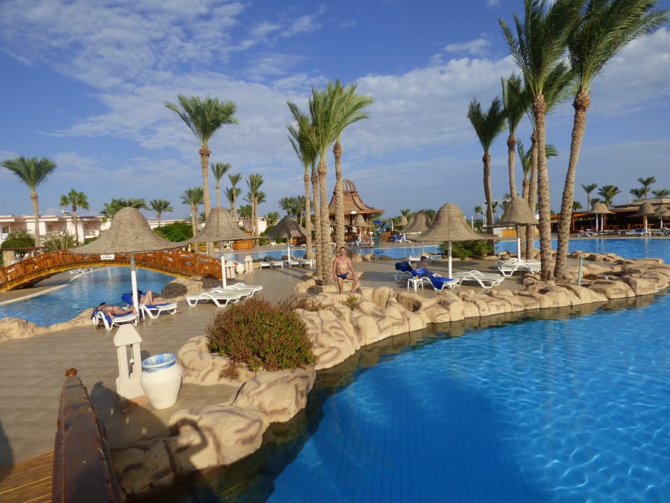 Pool Parrotel Beach Resort