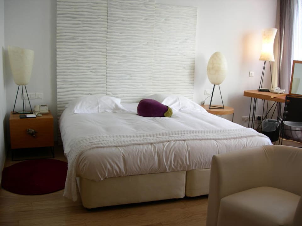 Bett mit Aubergine  Hotel Londa