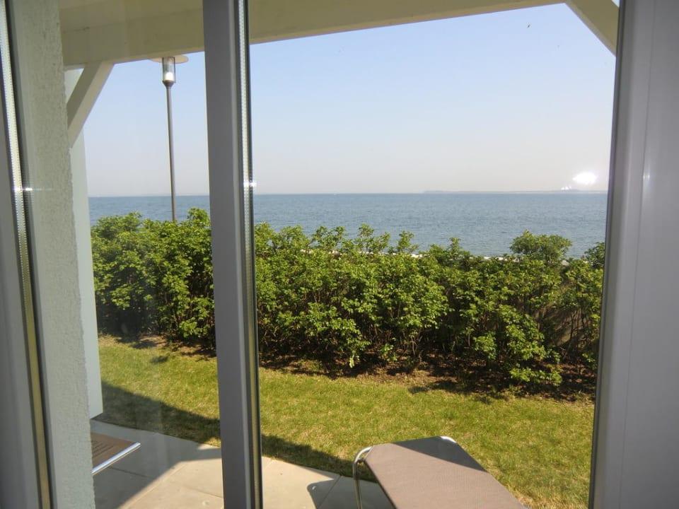 Blick vom ZImmer über die Terrasse auf die See BEECH Resort Boltenhagen