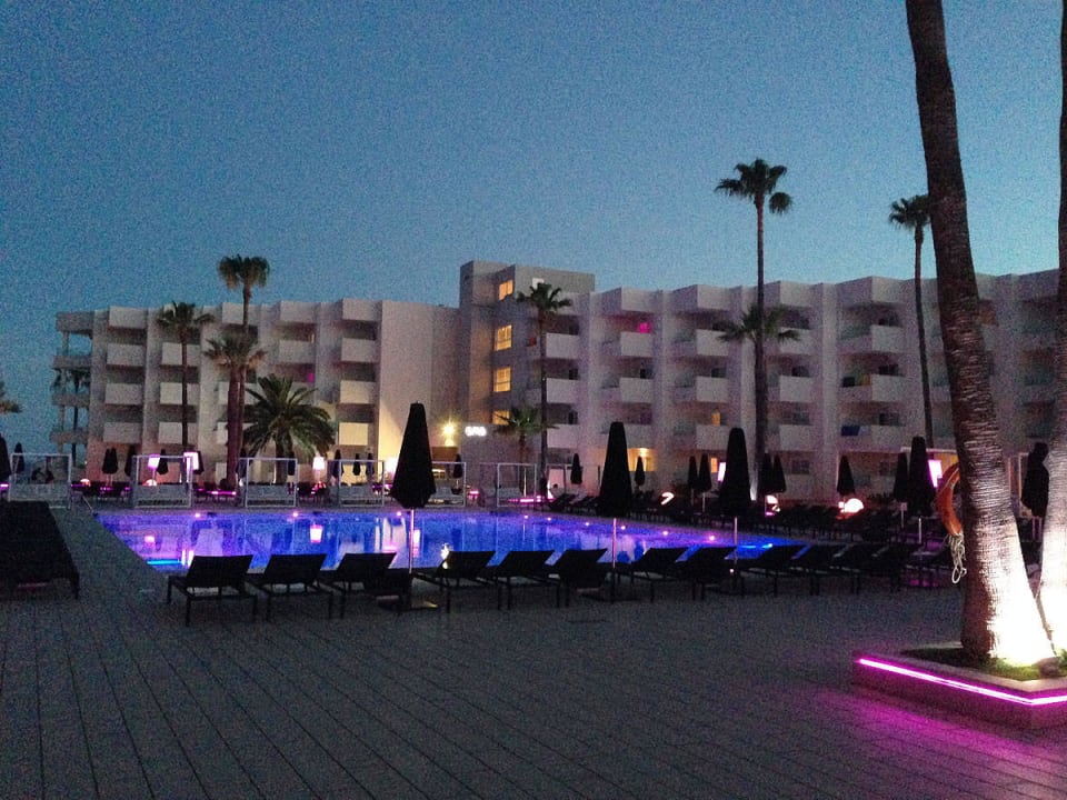 Beleuchtung der Poolanlage am Abend Hotel Garbi Ibiza & Spa