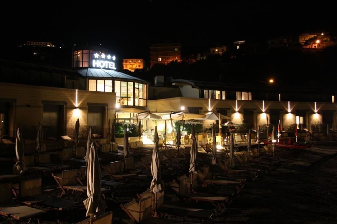 Strandseite - nachts Hotel Riviera dei Fiori