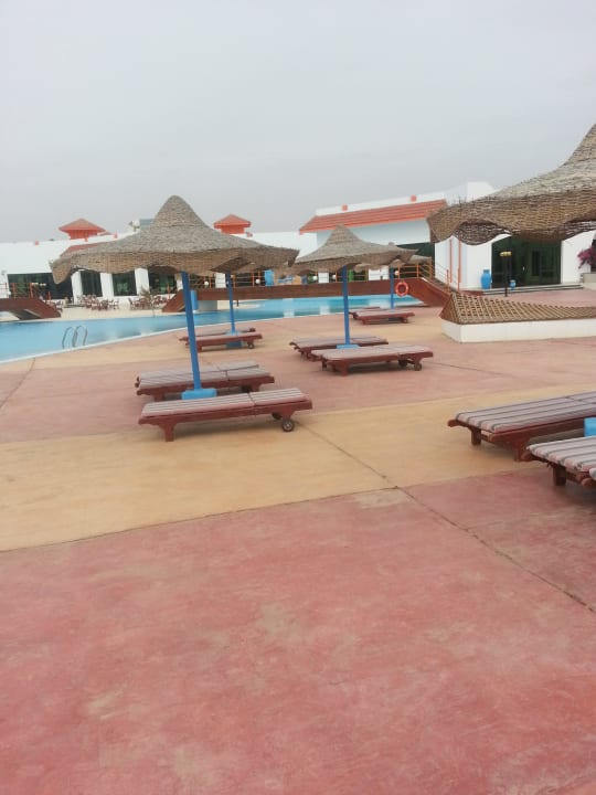 Liegen und Schirme Fantazia Resort Marsa Alam