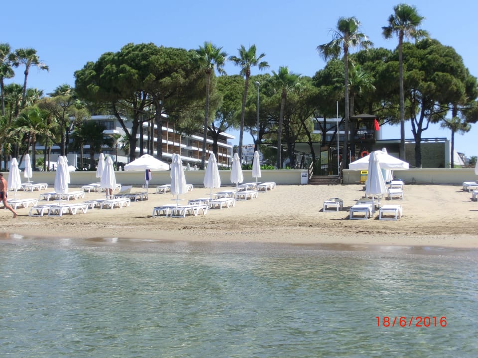Blick vom Meer auf Strand und Acanthus & Cennet Acanthus Cennet Barut Collection