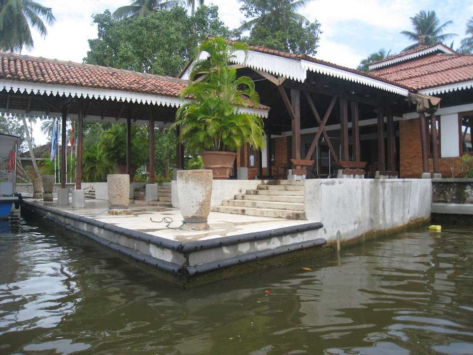 Bootsanlegestelle und Eingang zum Hotel Hotel Club Bentota