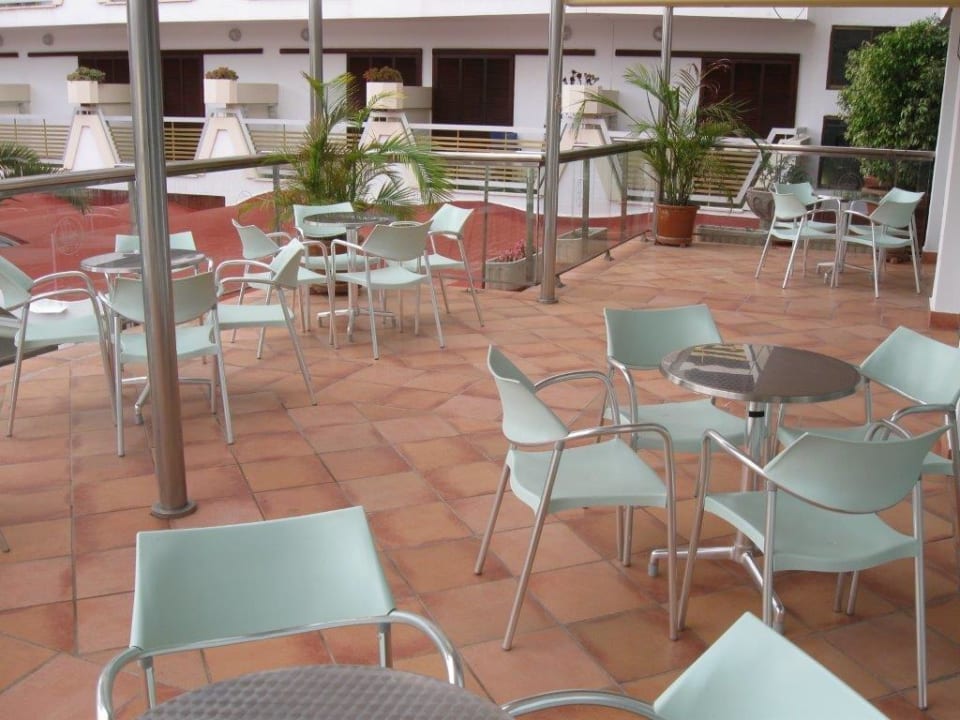 Sitzmöglichkeiten im Außenbereich allsun Hotel Cristóbal Colón