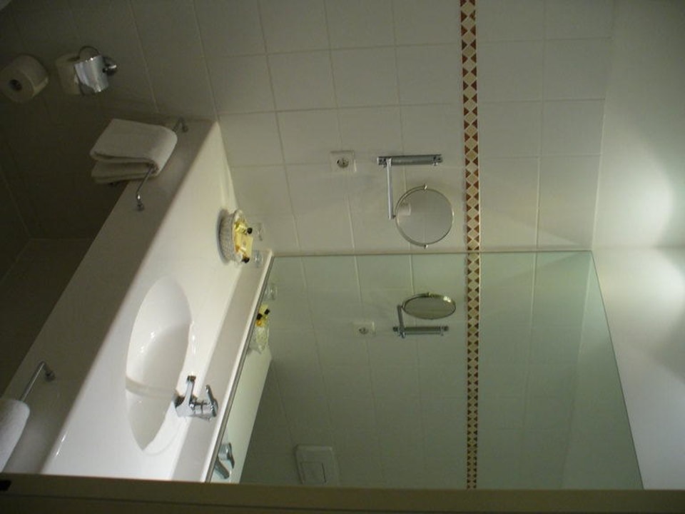 Großzügiges Waschbecken Hotel Elbflorenz Dresden