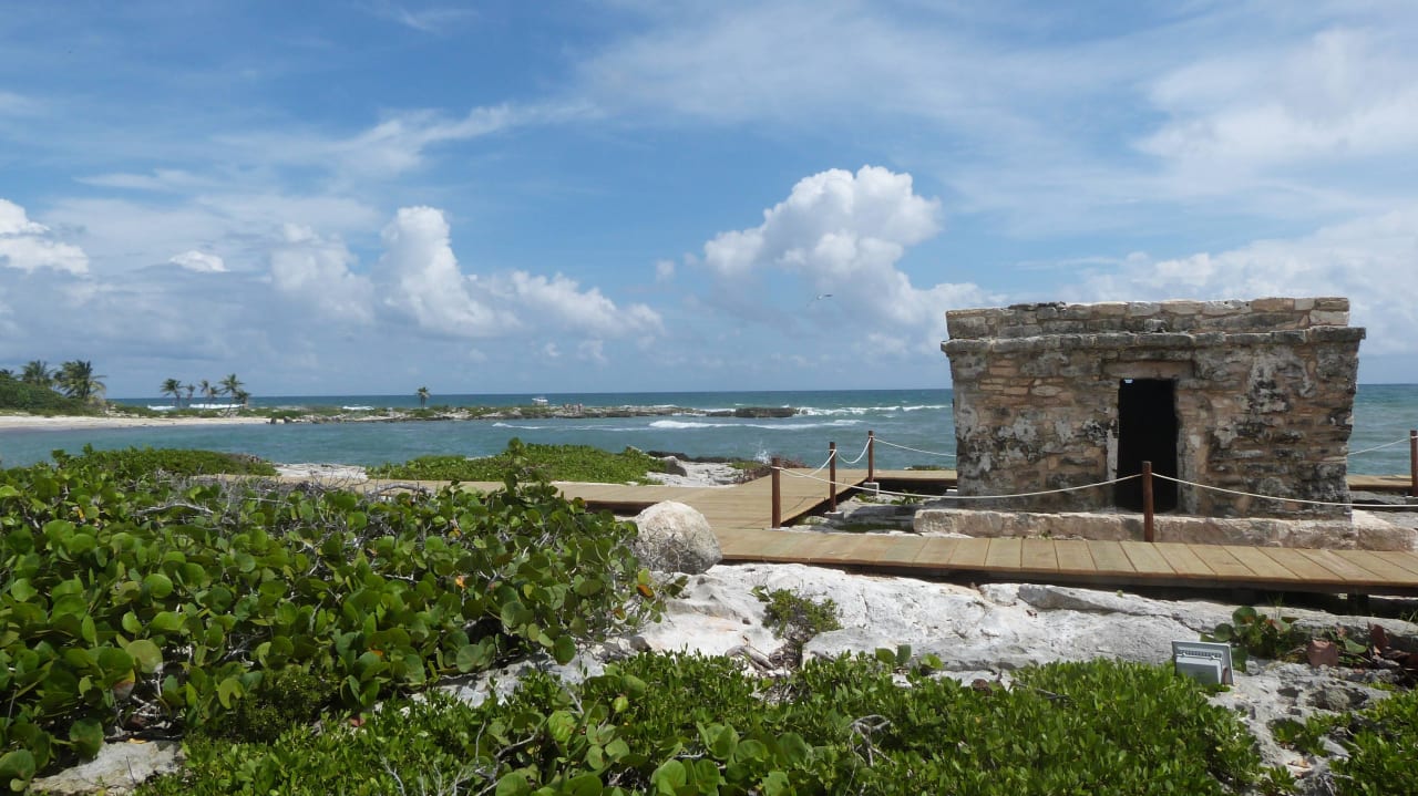 Ruine auf dem mittleren Felsen Grand Sirenis Riviera Maya Resort & Spa