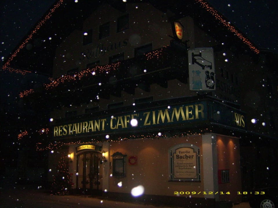 Außenansicht des Hotels abends Gasthof Bacher