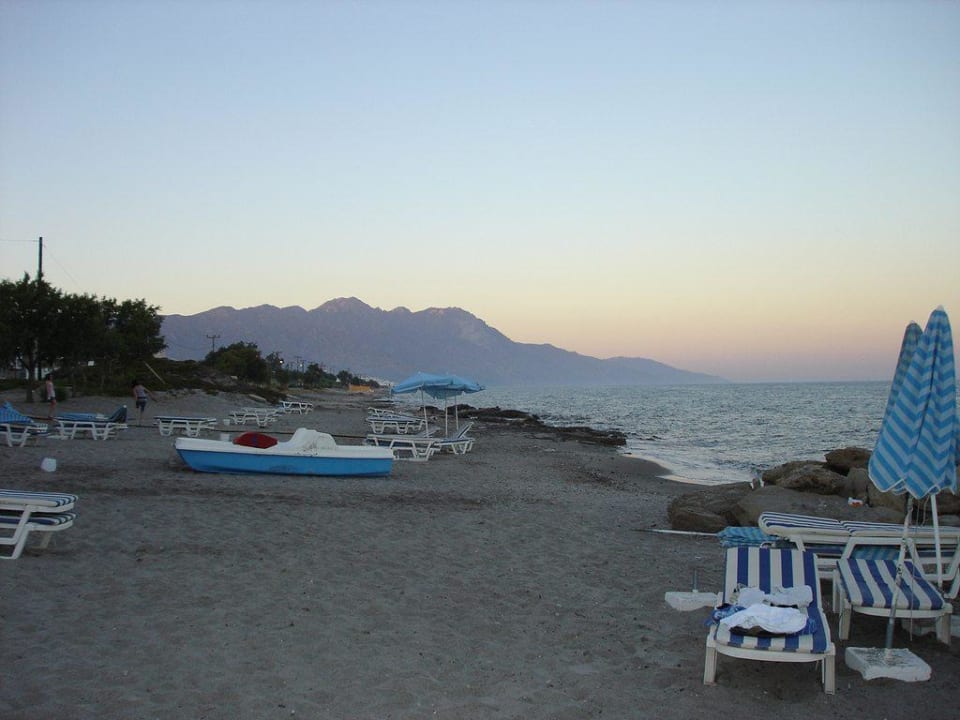 Hotelstrand mit Felsplatten Lagas Aegean Village