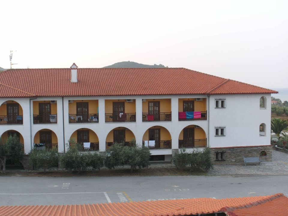 Blick zum Haupthaus Akrathos Beach Hotel