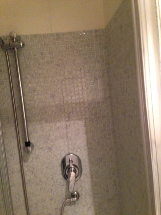 Die Dusche ist extrem klein und eng Hotel Best Roma